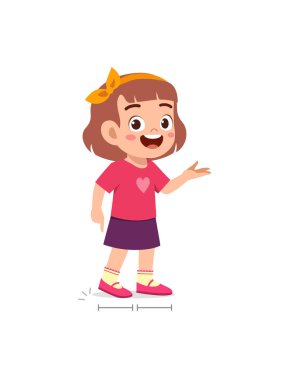 Sevimli küçük kız ayak basamaklarını kullanarak boy ölçer.