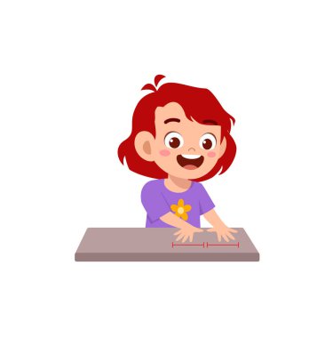 Sevimli küçük kız el genişliği kullanarak boyunu ölçer.