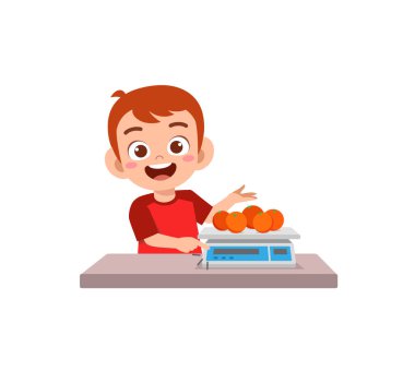 Küçük çocuk tartı kullanarak meyvenin ağırlığını ölçer.