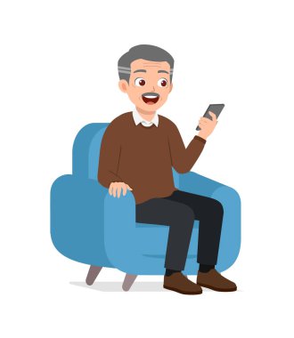 Yaşlı adam kanepeye otur ve cep telefonu kullan.