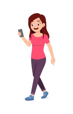 Genç ve güzel bir kadın yürüyor ve telefon kullanıyor.
