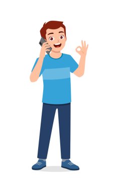 Genç adam akıllı telefon kullanarak konuşuyor ve iyi niyet gösterisi yapıyor.