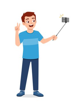 Genç adam ayakta duruyor ve selfie çekiyor.