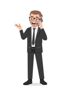 Genç adam ayakta ve akıllı telefon kullanarak konuşuyor.