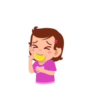 Küçük kız ekşi limon yiyor ve komik bir ifade sergiliyor.