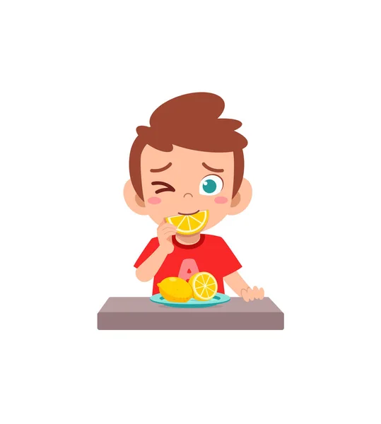 小さな男の子はサワーレモンを食べて面白い表情を見せます — ストックベクタ