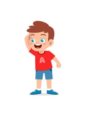 Küçük çocuk ayakta duruyor ve uzakları görmeye çalışıyor.
