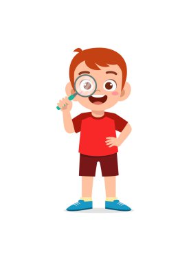 Küçük çocuk ayakta duruyor ve elinde büyüteç tutuyor.