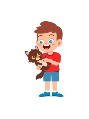 Küçük çocuk sevimli kediyle oynuyor.
