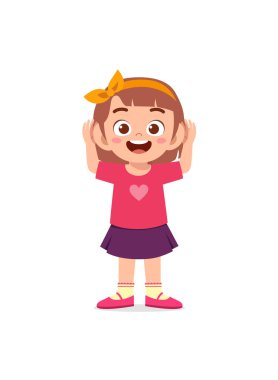 Küçük kız ayakta duruyor ve ses duymaya çalışıyor.