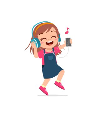 Akıllı telefondan müzik dinleyen küçük kız.