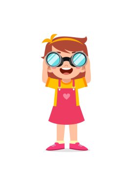 Küçük kız ayakta duruyor ve dürbün kullanıyor.