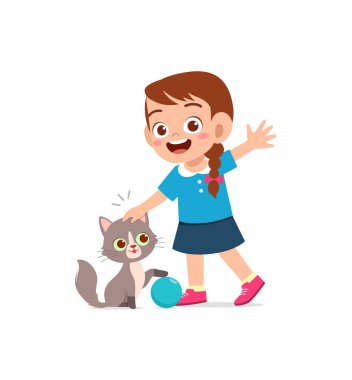 Küçük kız sevimli kediyle oynuyor.