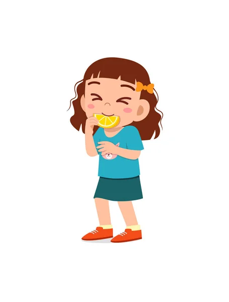 女の子はサワーレモンを食べて面白い表情を見せます — ストックベクタ