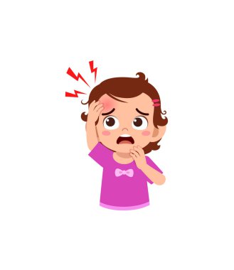 Küçük çocuk alnında şişlik hisseder üzgün hisseder