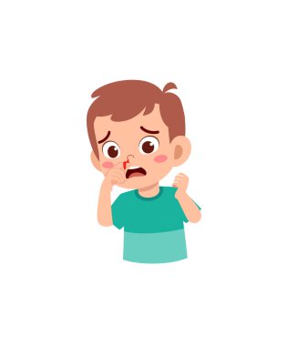 Küçük çocuğun burnu kanar ve üzülür.