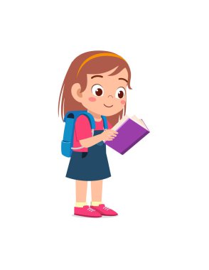 Küçük çocuk ayakta duruyor ve hikaye kitabı okuyor.