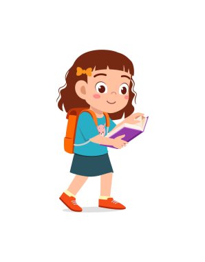 Küçük çocuk ayakta duruyor ve hikaye kitabı okuyor.