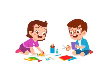 Küçük çocuk arkadaşlarıyla sanat için kağıt kesiyor.