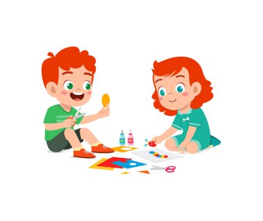 Küçük çocuk arkadaşlarıyla sanat için kağıt kesiyor.