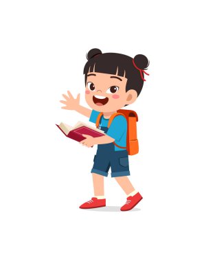 Küçük çocuk sırt çantası takıp kitap okuyor.
