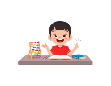 Küçük çocuk matematik çalışıyor ve mutlu.