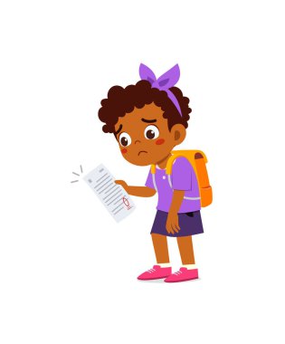 Küçük çocuk kötü not alıyor ve üzülüyor.