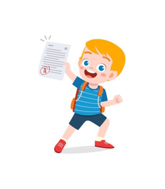 Küçük çocuk iyi not alır ve mutlu olur.