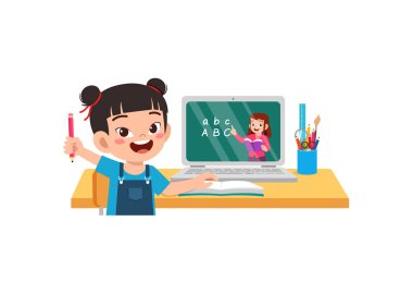 Küçük çocuk evde online eğitim alıyor.