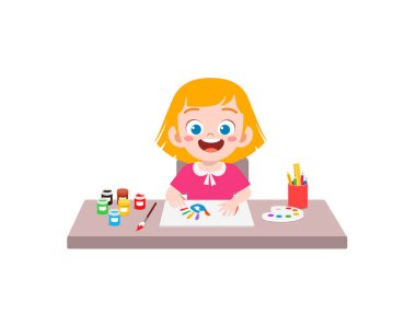 Küçük çocuk el damgasıyla resim yapıyor.