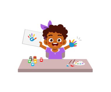 Küçük çocuk el damgasıyla resim yapıyor.