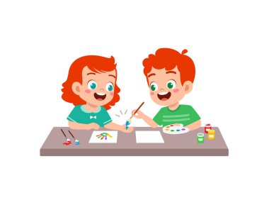 Küçük çocuk el damgasıyla resim yapıyor.