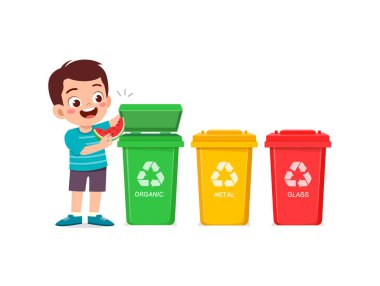 Küçük çocuk çöpü geri dönüştürmek için organik atık atıyor.