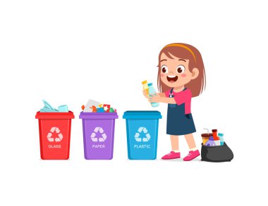 Küçük çocuk çöpü geri dönüştürmek için plastik atık atıyor.