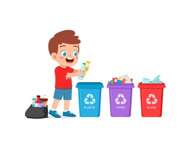 Küçük çocuk çöpü geri dönüştürmek için plastik atık atıyor.