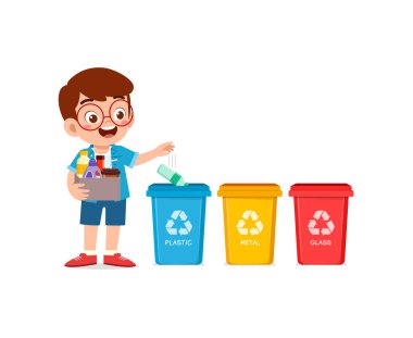 Küçük çocuk çöpü geri dönüştürmek için plastik atık atıyor.