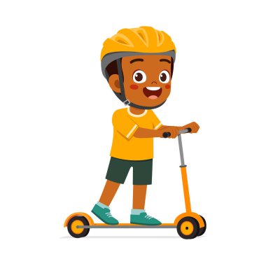 Küçük çocuk scooter kullanıyor ve kask takıyor.