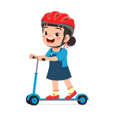 Küçük çocuk scooter kullanıyor ve kask takıyor.