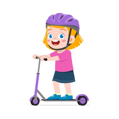 Küçük çocuk scooter kullanıyor ve kask takıyor.