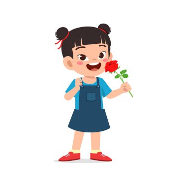 Küçük çocuk güzel kokulu çiçek tutuyor.
