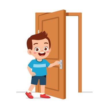 Küçük çocuk ayakta ve kapı tokmağını tutuyor.