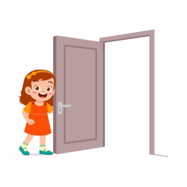 Küçük çocuk ayakta ve kapı tokmağını tutuyor.