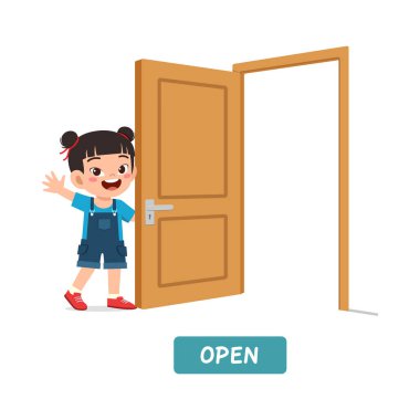 Küçük çocuk ayakta ve kapı tokmağını tutuyor.