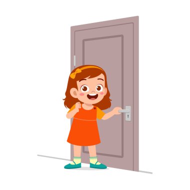 Küçük çocuk ayakta ve kapı tokmağını tutuyor.