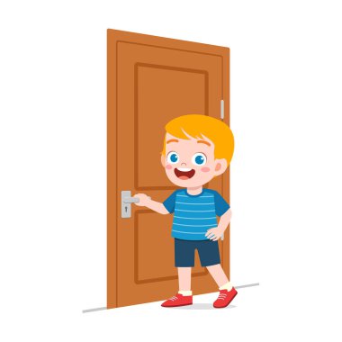 Küçük çocuk ayakta ve kapı tokmağını tutuyor.