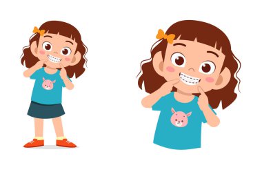 Küçük çocuk diş teli kullanıyor ve mutlu.