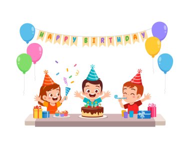 Küçük çocuk doğum günü partisinde arkadaşıyla mum üflüyor.