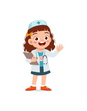 Küçük çocuk doktor kostümü giyip oyun oynuyor.