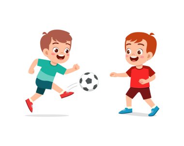 Küçük çocuk arkadaşıyla futbol oynuyor.
