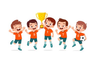 Küçük çocuk ve arkadaşları futbol maçı kazanıp kupa tutuyorlar.